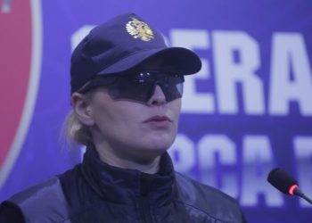 FOTO/ Me kapele e syze të errëta, kush është efektivja bjonde e OFL që po “çmend” rrjetin