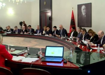 Rama mbledh Komitetin e Rindërtimit: Duhet durim. Jo pazar me donacionet!