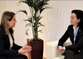 “Të zbatohen udhëzimet e OBSH”, ambasadorja e SHBA këshillon Manastirliun mbi vigjilencën ndaj koronavirusit
