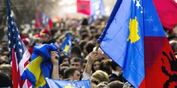 Sot Kosova feston 12-vjetorin e Pavarësisë, por si protestonin shqiptarët në 1912 kundër burgosjes