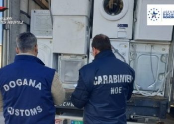 Gati për t’u nisur drejt Shqipërisë, bllokohen mbi 25 tonë mbetje të rrezikshme në Portin e Ankona-s