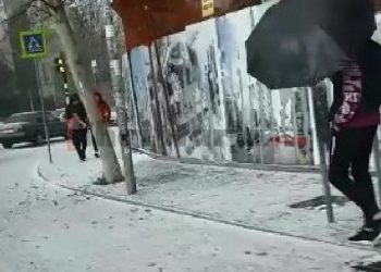 Reshje shiu në gjithë vendin, breshëri “zbardh“ rrugët e Tiranës në pak minuta