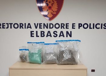 Pranga tre të rinjve në Gramsh, lëviznin me dy makina ku kishin fshehur 13 kg kanabis