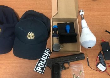 Kontrolli në banesë nxjerr zbuluar të riun në Durrës, uniformat blu i gjejnë armë dhe kapele policie