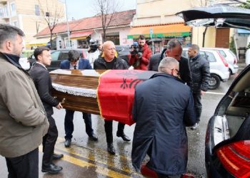 Nexhmije Hoxha përcillet në banesën e fundit e mbështjellë me flamurin kombëtar, mungon djali i vogël