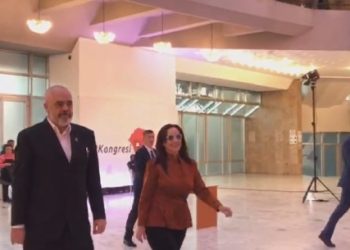 Rama i bashkohet punimeve të Kongresit të PS i shoqëruar nga bashkëshortja Linda