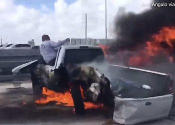 VIDEO/ Paradokset e kohës sonë: Nxori shoferin nga kamionçina që digjej, 20 të tjerë filmonin me telefon