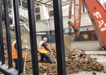 FOTO/ Një tjetër rrugë në kryeqytet bëhet me rrjet të ri ujësjellësi