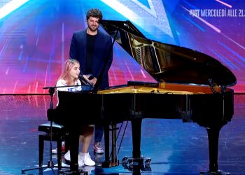 Në fillim qeshën me zërin e saj, pastaj shpërthyen në duartrokitje. Shqiptarja befason jurinë e  “Italia’s Got Talent”