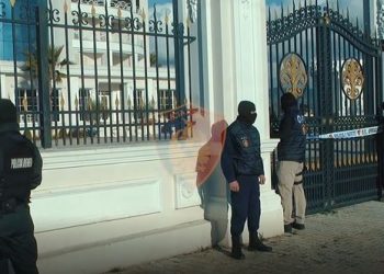 VIDEO / Me armë dhe kapuçë të zinj, dalin pamjet nga operacioni ‘Anti-KÇK’ në Shijak