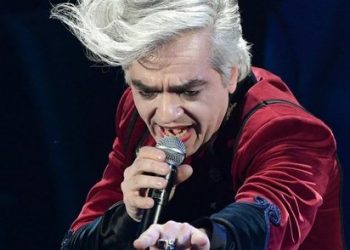 Ndryshon tekstin e këngës dhe kalon në të shara ndaj kolegut, Sanremo i përjashton dy këngëtarët nga gara