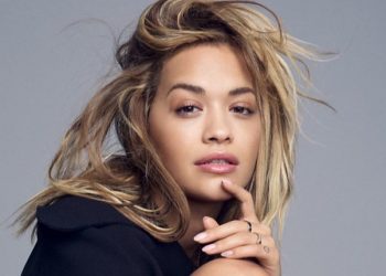 Prezantuesja u gjet e vdekur në shtëpi, Rita Ora përlot me mesazhin: Le ti themi stop poshtërimit…