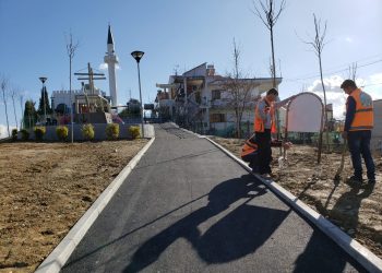 FOTO/ Lodra për të vegjlit dhe ambiente çlodhëse, drejt përfundimit këndi rekreativ në Sauk