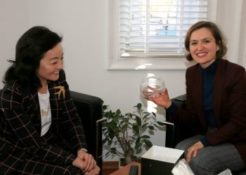 Ambasadorja Yuri Kim i shkon në zyrë ministres së Arsimit dhe i bën dhuratën e veçantë