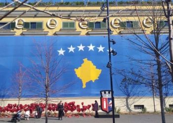 12-vjetori i Pavarësisë/ Kryebashkiaku Veliaj surprizon me kartolinën e urimit për Kosovën