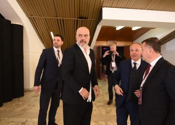 FOTOT/  Çfarë nuk u pa në TV nga Kongresi i PS