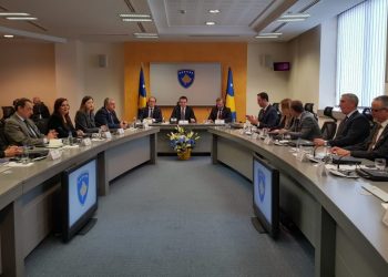 Albin Kurti mbledh sot qeverinë, i ul pagën vetes