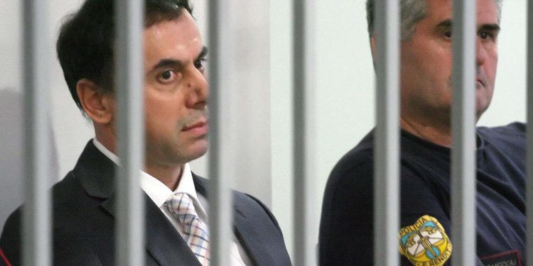 Ish drejtuesi i Bandes se Lushnjes Alfred Shkurti, i njohur ndryshe me emrin Aldo Bare, gjate nje seance gjyqesore ne Gjykaten e Krimeve te Renda, ku ka deshmuar Adem Arapi, i cili u mor peng ne vitin 1998, nga pjestare te Bandes se Lushnjes, e drejtuar nga Aldo Bare.