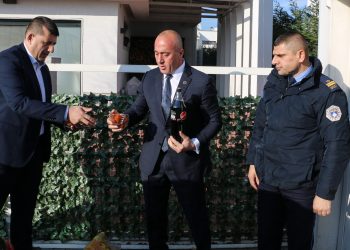 Haradinaj feston 12-vjetorin e Pavarësisë me pjesëtarët e policisë së Kosovës, u shërben pije (Foto)