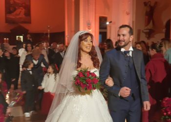 VIDEO+FOTO/ Keti Bazhdari martohet për Shën Valentin, Ish-kandidatja e PS në Shkodër vendos kurorën në Kishën Franceskane