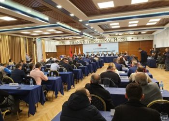 Kaosi në KOKSH/ Jep dorëheqjen Stavri Bello. Asambleja vazhdon me debate dhe akuza të ashpra