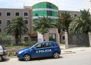 Sherr mes adoleshentëve në Durrës, 15-vjeçari i ngul thikën shokut. Përfundon me plagë në spital