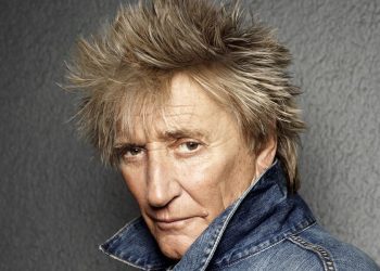VIDEO/ Plas grushti, Legjenda Rod Stewart godet punonjësin e hotelit