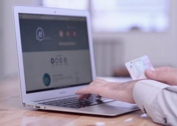 Shërbimet online, qytetarët nuk ankohen më për rradhët por për… fjalëkalimet