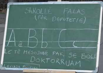 “Të mësojnë alfabetin”/ Improvizohet një klasë “A, B, C-je” në formë proteste para Kuvendit të Kosovës