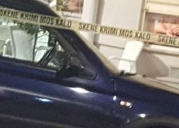 Horror në Tiranë/ kalimtari i del para makinës që tenton të përplasë një nënë me fëmijë