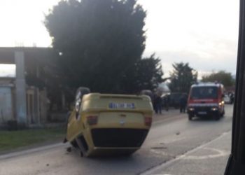 Makina del nga rruga dhe kthehet përmbys, dy të plagosur në Elbasan
