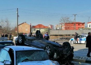 Tre të plagosur në Elbasan, ndjekja nga policia përfundon me aksident