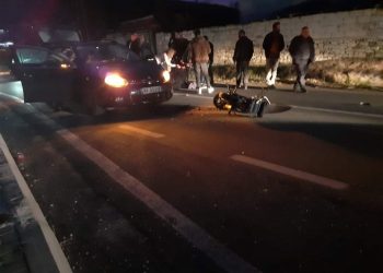Makina përplas motorçikletën, një i plagosur në Elbasan