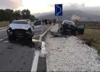 Dy makina përplasen kokë më kokë në Vlorë, plagosen rëndë 5 persona