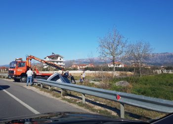 Aksidenti në autostradën Laç-Fushë Krujë/ Policia jep detaje: U përplasen dy makina, plagoset 23-vjeçarja