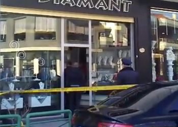 Grabitet në mes të ditës argjendaria përballë Drejtorisë së Policisë në Elbasan
