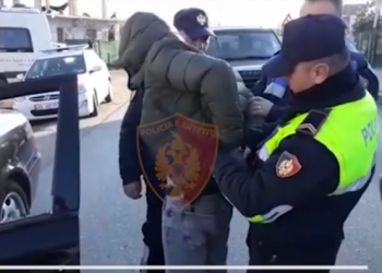 Kërcënuan 47-vjeçarin që të mos dëshmonte në gjyq, pranga një personi në Gjirokastër. 3 të tjerë në kërkim