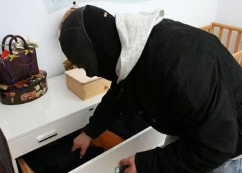 “Na trokitën në derë”, gruaja në Maqellarë tregon momentet e tmerrit: Na thyen gishtat e na bënë gjak