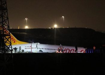 Avioni rrëshqiti nga pista, 120 të plagosur pas aksidentit të një Boeing-u në Stamboll