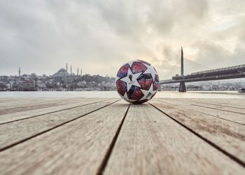 FOTO/ I frymëzuar nga Stambolli, zbulohet topi i ri i finales së Champions League