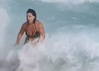 VIDEO / “Nuk bëhet shaka me miellin e gjermanit”, në mes të dimrit Aurela Gaçe përleshet me dallgët