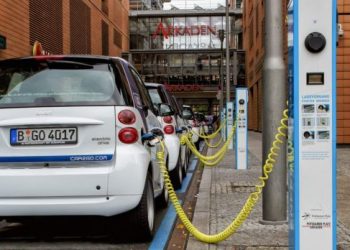 Gjermania shpërblen qytetarët që blejnë makina elektrike