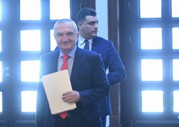 “Bëni durim”/ Meta i përgjigjet Manjës: Parlamentin do e shpërndajë…