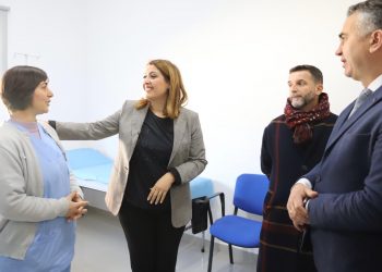 “Hajdutët këtë punë kanë, fjalët tona janë punët”/ Braçe-Manastirliu i përgjigjen akuzave të PD-së nga qendra e re shëndetësore