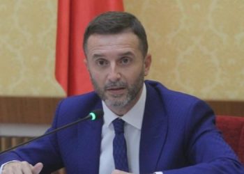 Protesta e punonjësve në Poçem, Braçe nxjerr zbuluar Bashën: Lyrëzimi ka miratuar privatizimin tuaj bashkë me ‘babain’ e tij