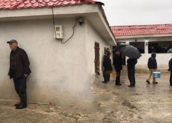 Dyshohet se u helmuan nga gazi, përcillen në banesën e fundit nëna me dy fëmijët në Bulqizë