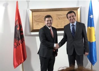 “Po të doni i ndërrojmë edhe flamujt”, Cakaj takon mes batutash Kurtin