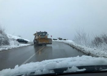 Reshjet e dëborës përfshijnë qarkun e Dibrës, Korçës e Elbasanit. Si paraqitet situata me rrugët nacionale