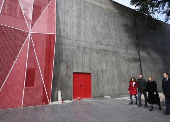 Karantinë për ilaçet e skaduara/ Manastirliu inspekton depon e re të barnave në QSUT: Më shumë siguri për qytetarët