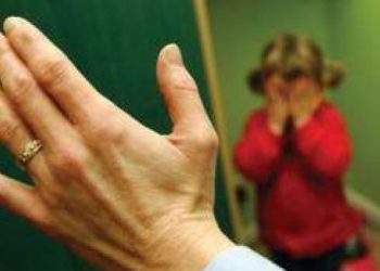 Dhunoi vajzën e mitur në sy të mësueses, pranga nënës 35-vjeçare në Gjirokastër